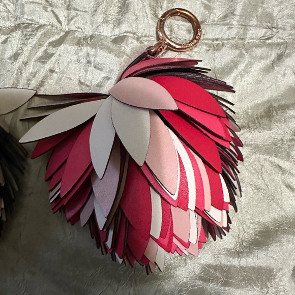 Colorful Leaf Keychain Set - Picture 3 of 6